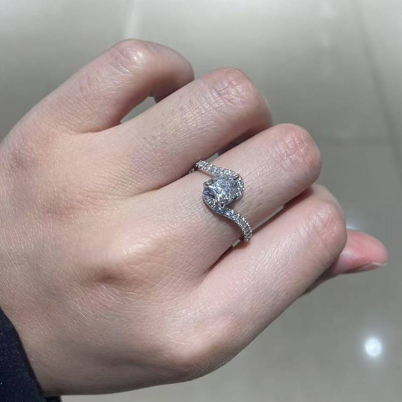 扭臂微镶心形钻Women's RingS925银镀白金定制选款主石Moissanite1.0ct/副石高碳钻